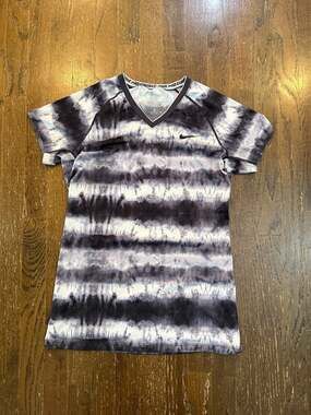 Nike Pro Combat Dri-FIT Womens Fitted V-Neck Tie Dye T-Shirt Size Medium